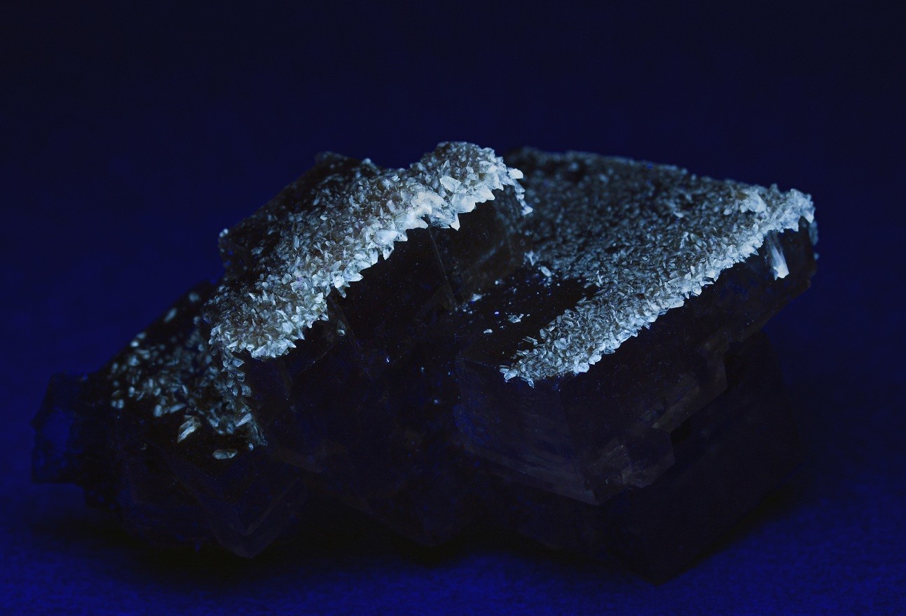 Halit mit Selenit in LW-UV