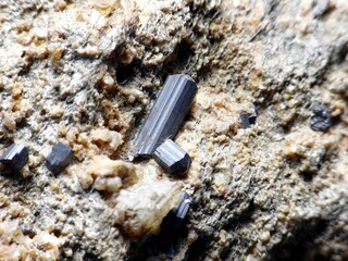 <small><b>Rutil</b></small><br/><small>Fundort: Tavetsch, Graubünden, Schweiz; Bildbreite ca. 20 mm</small><br/><small><i>Copyright:</i> René Gervers (Klinoklas); <i>Beitrag:</i> Klinoklas</small><br/><small><i>Sammlung:</i> René Gervers (Klinoklas)</small><br/><small><i>Bild:</i> 1277896605</small><br/><small><a target="_blank" href="/viewF.php?param=1277896605" title="Bild in Originalgröße betrachten" >Originalgröße</a></small> - <small>		<a href="/lexikon/addons/rate.php?id=96843" class="highslide"		onclick="return hs.htmlExpand(this,		{objectType: 'iframe',		outlineType: 'rounded-white',		preserveContent: false,		width: 400,		height:100,		wrapperClassName: 'highslide-wrapper drag-header'		})">Bewerten</a></small> - <small><a target="_blank" href="/lexikon/index.php/Bildanzeige?pict=1277896605" title="Wo wurde das Bild eingesetzt, Link für das Forum, EXIF Informationen, Panoramaviewer, Bildbewertung für angemeldete Benutzer" >Zusatzinfo</a></small> - <small><a target="_blank" href="/lexikon/index.php/MedienDatenBearbeiten?pictureid=OTY4NDM=">Bearbeiten</a></small>