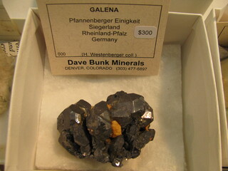 <small><b>Bleiglanz, Pfannenberger Einigkeit</b></small><br/><small>Bleiglanz, Pfannenberger Einigkeit, Siegerland (aus alter deutscher Sammlung), im Angebot im Inn Suites Ballroom, Tucson 2011, ~ 7 cm</small><br/><small><i>Copyright:</i> Christian Lobscheid (Manganit); <i>Beitrag:</i> Manganit</small><br/><small><i>Sammlung:</i> Dave Bunk Minerals, Denver, Colorado</small><br/><small><i>Bild:</i> 1299868742</small><br/><small><a target="_blank" href="/viewF.php?param=1299868742" title="Bild in Originalgröße betrachten" >Originalgröße</a></small> - <small>		<a href="/lexikon/addons/rate.php?id=111602" class="highslide"		onclick="return hs.htmlExpand(this,		{objectType: 'iframe',		outlineType: 'rounded-white',		preserveContent: false,		width: 400,		height:100,		wrapperClassName: 'highslide-wrapper drag-header'		})">Bewerten</a></small> - <small><a target="_blank" href="/lexikon/index.php/Bildanzeige?pict=1299868742" title="Wo wurde das Bild eingesetzt, Link für das Forum, EXIF Informationen, Panoramaviewer, Bildbewertung für angemeldete Benutzer" >Zusatzinfo</a></small> - <small><a target="_blank" href="/lexikon/index.php/MedienDatenBearbeiten?pictureid=MTExNjAy">Bearbeiten</a></small>