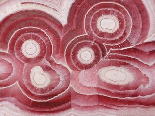 <small><b>Rhodochrosit</b></small><br/><small>Mina Capillitas, Andalgalá, Catamarca Provinz, Argentinien; Bildbreite: ca. 35 mm</small><br/><small><i>Copyright:</i> René Gervers (Klinoklas); <i>Beitrag:</i> Klinoklas</small><br/><small><i>Sammlung:</i> René Gervers (Klinoklas)</small><br/><small><i>Bild:</i> 1303217771</small><br/><small><a target="_blank" href="/viewF.php?param=1303217771" title="Bild in Originalgröße betrachten" >Originalgröße</a></small> - <small>		<a href="/lexikon/addons/rate.php?id=112959" class="highslide"		onclick="return hs.htmlExpand(this,		{objectType: 'iframe',		outlineType: 'rounded-white',		preserveContent: false,		width: 400,		height:100,		wrapperClassName: 'highslide-wrapper drag-header'		})">Bewerten</a></small> - <small><a target="_blank" href="/lexikon/index.php/Bildanzeige?pict=1303217771" title="Wo wurde das Bild eingesetzt, Link für das Forum, EXIF Informationen, Panoramaviewer, Bildbewertung für angemeldete Benutzer" >Zusatzinfo</a></small> - <small><a target="_blank" href="/lexikon/index.php/MedienDatenBearbeiten?pictureid=MTEyOTU5">Bearbeiten</a></small>