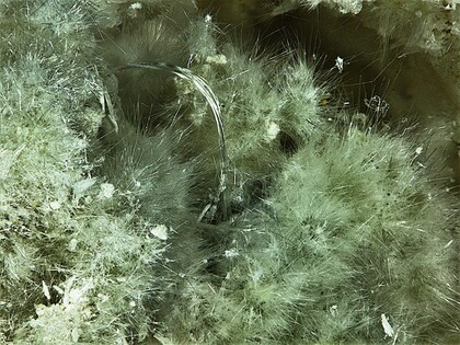 faseriger farblos-weißer Alunit