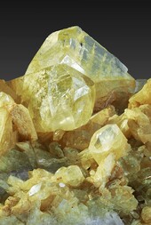 Afghanistan/Badachshan (Badakhshan; Badahsan), Provinz/Kuran va Munjan, Bezirk/Kokscha-Tal/Sar-e-Sang/Ladjuar Medam (Lajur Madan)/Unbenanntes Richterit Vorkommen